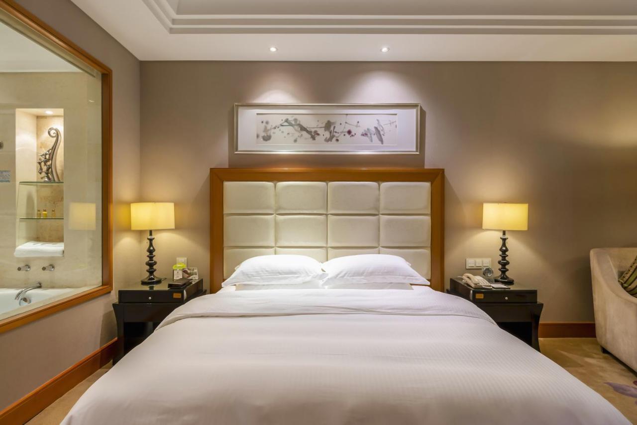 Hotel Wyndham Xinyang Downtown Exterior foto