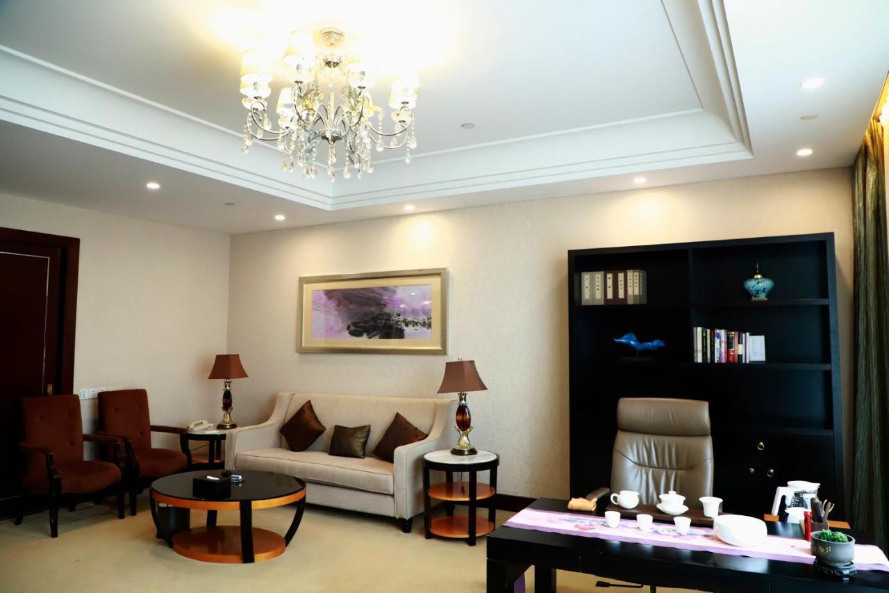 Hotel Wyndham Xinyang Downtown Exterior foto