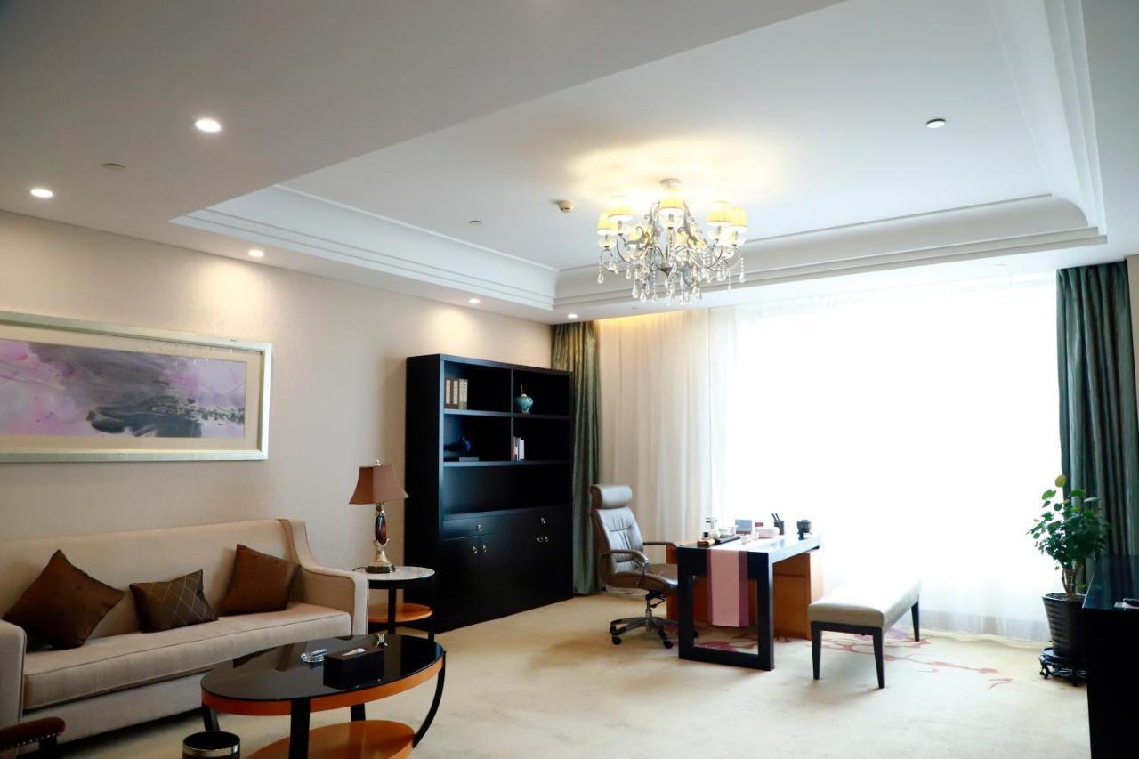 Hotel Wyndham Xinyang Downtown Exterior foto