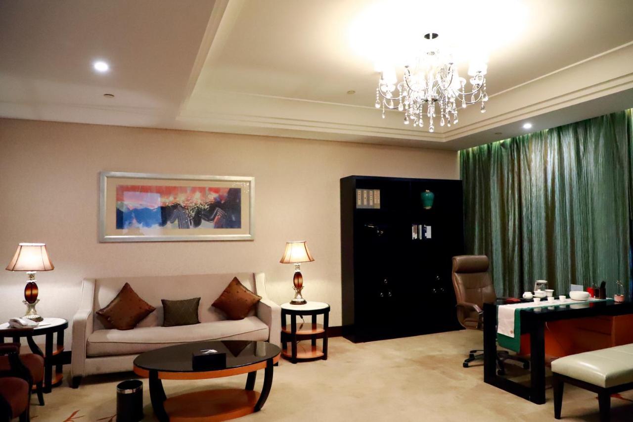 Hotel Wyndham Xinyang Downtown Exterior foto