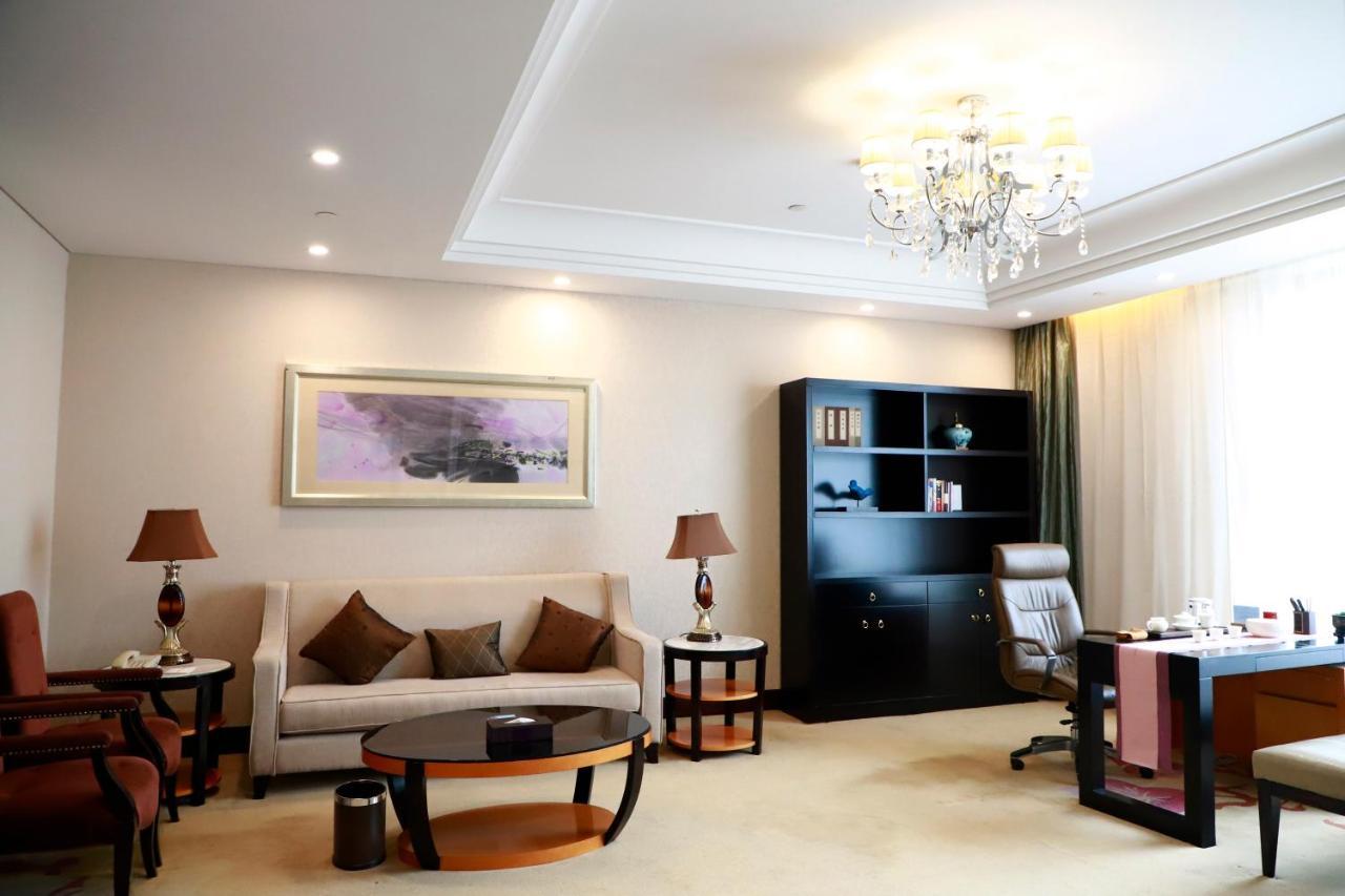 Hotel Wyndham Xinyang Downtown Exterior foto