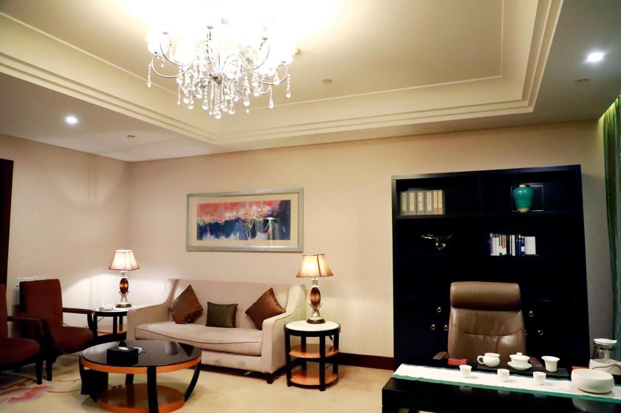 Hotel Wyndham Xinyang Downtown Exterior foto