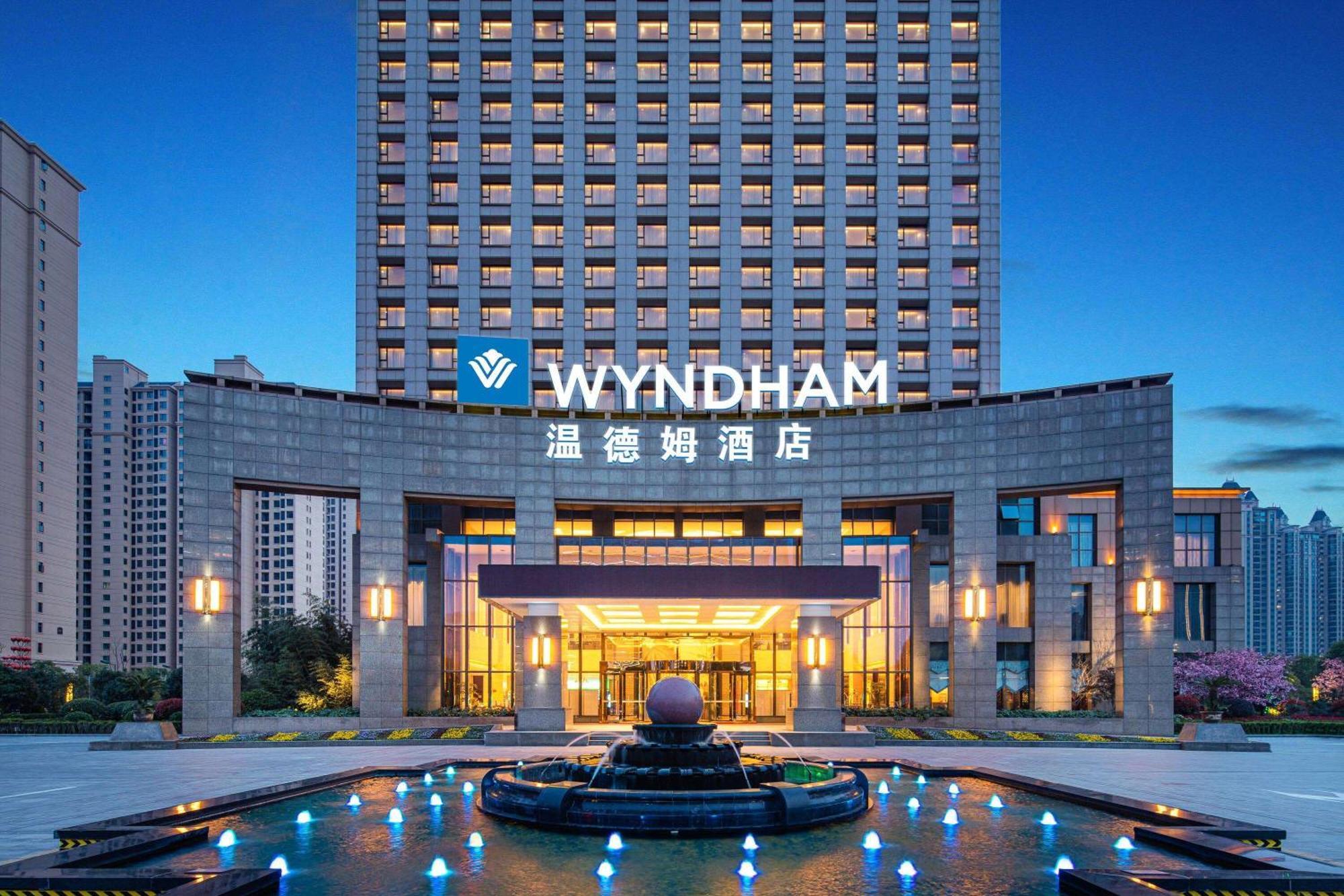 Hotel Wyndham Xinyang Downtown Exterior foto